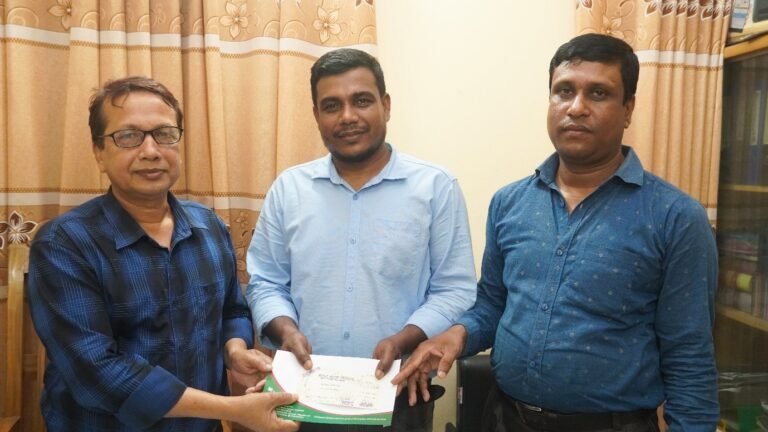 শাখা ব্যবস্থাপক মোঃ আবুল কালাম আজাদকে কর্মি কল্যাণ থেকে সহায়তা প্রদান